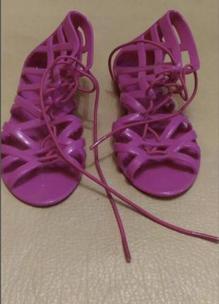 Силіконові босоніжки мильниці на шнурках-гумках колір — яскраво-рожевий, фуксія розмір 34 354 фото
