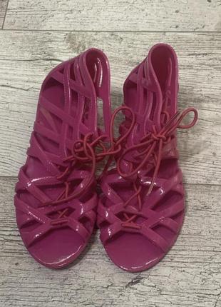 Силіконові босоніжки мильниці на шнурках-гумках колір — яскраво-рожевий, фуксія розмір 34 355 фото