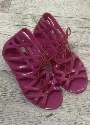 Силіконові босоніжки мильниці на шнурках-гумках колір — яскраво-рожевий, фуксія розмір 34 357 фото