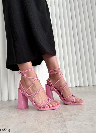 Розовые женские босоножки с цепочками перепонками завязками на каблуке