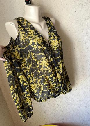 Блузка з вирізами на плечах шифон