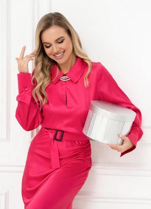 Малинова шовкова сукня класичного силуету