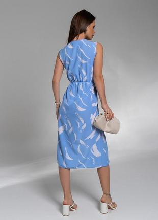 Голубое платье на запах с принтом4 фото