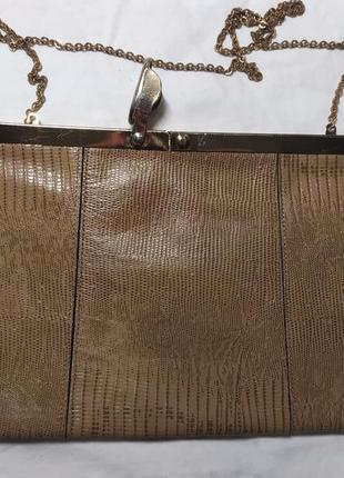 Винтажная кожаная сумочка с необычным фермуаром7 фото