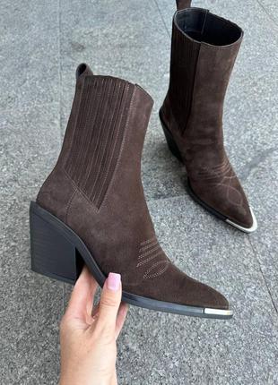 Трендовые шоколадные казаки замша