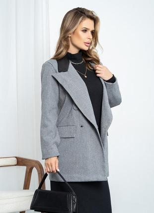 Серый двубортный пиджак-кейп с вставкой2 фото