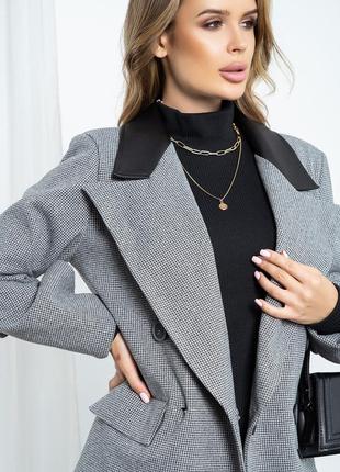 Серый двубортный пиджак-кейп с вставкой3 фото