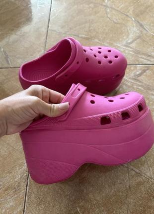 Розовые crocs на платформе высокой