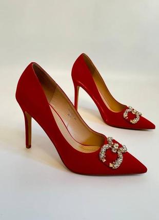 Стильні червоні туфлі з брошкою туфельки на каблуку червоні туфлі на підборах туфлі на...