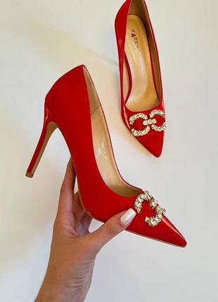 Стильні червоні туфлі з брошкою туфельки на каблуку червоні туфлі на підборах туфлі на...