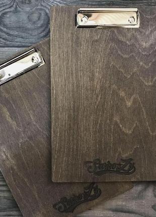 Планшет з дерева з логотипом і затискачем  для меню 17х27см під а5 5мм