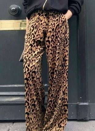 Женские легкие леопардовые брюки палаццо5 фото
