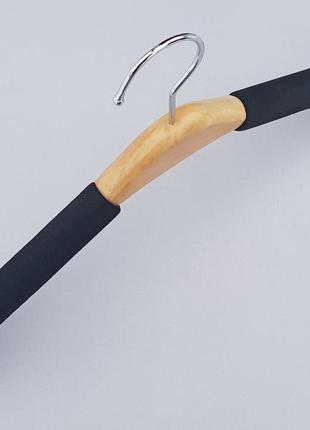 Плечики вешалки тремпеля  поролоновые черного цвета с деревянной светлой вставкой , длина 39 см4 фото