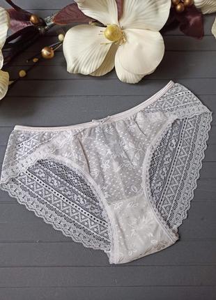 Прозорі мереживні трусики з вирізом на попі