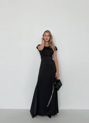 Довга шовкова сукня