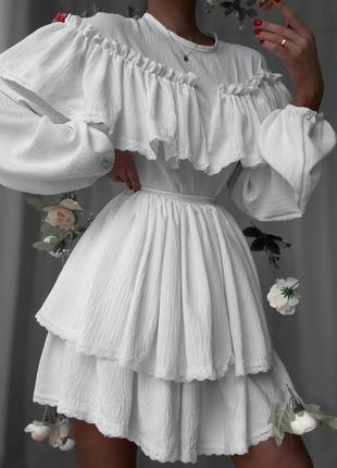 Платье с баской