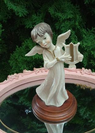Статуэтка от известного бренда capodimonte на деревянной базе