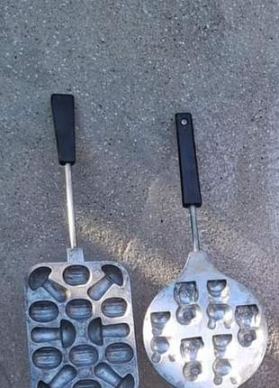 Формы ссср из чугуна очень тяжёлая.большая орешки и грибочки 800гривен и мишки 700