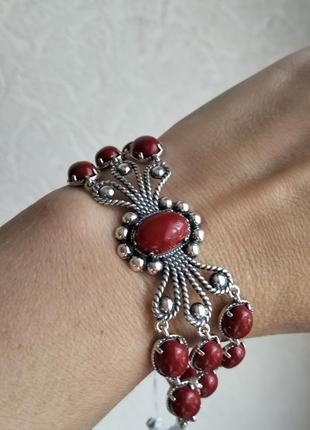 Серебряный браслет с красным кораллом
