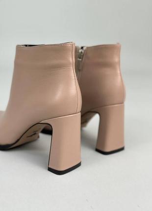 Ботильоны женские кожаные бежевые демисезонные7 фото