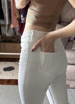Белоснежные обтягивающие джинсы6 фото