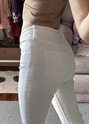 Белоснежные обтягивающие джинсы7 фото