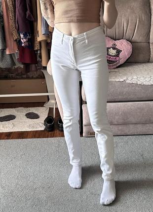 Белоснежные обтягивающие джинсы3 фото