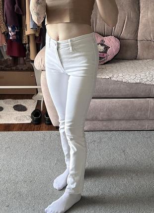 Белоснежные обтягивающие джинсы5 фото