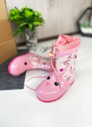 Милые резиновые сапожки.