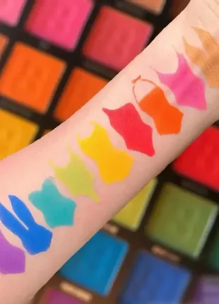 Палитра теней для век bright matte 42 colour palette beauty bay