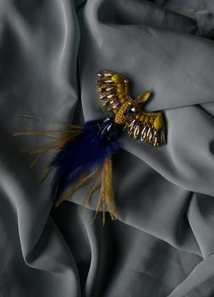 Брошка фенікс жовто-блакитна  патріотична пташка вишита бісером і кристалами з пірʼям4 фото