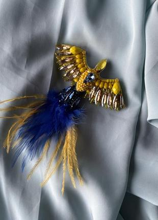 Брошь феникс желто-голубая патриотическая птичка вышита бисером и кристаллами с перьями2 фото