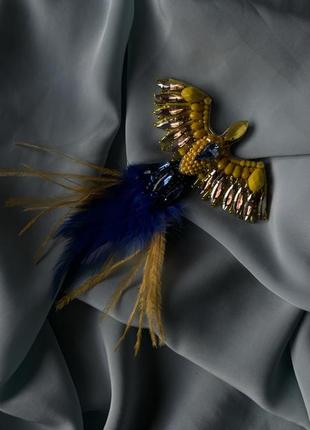 Брошь феникс желто-голубая патриотическая птичка вышита бисером и кристаллами с перьями3 фото