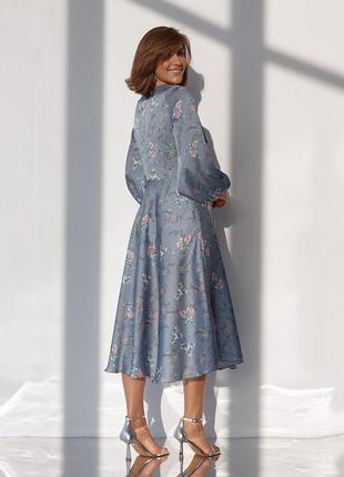 Серое приталенное платье из цветочного шифона2 фото