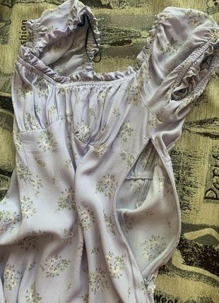 Актуальна сукня бузкового кольору в квітковий принт.4 фото