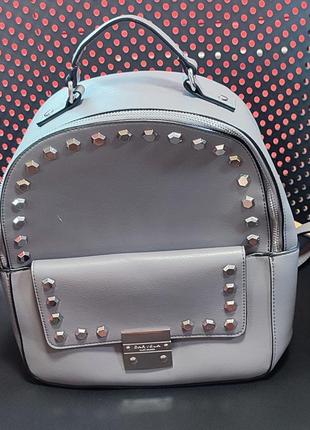 Бренд: carvela
стильный рюкзак благородного серого цвета2 фото