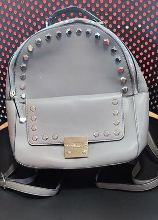 Бренд: carvela
стильный рюкзак благородного серого цвета8 фото
