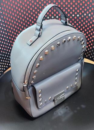 Бренд: carvela
стильный рюкзак благородного серого цвета3 фото