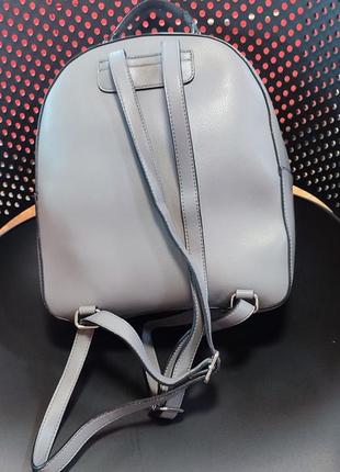 Бренд: carvela
стильный рюкзак благородного серого цвета5 фото