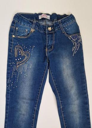 Нарядные зауженные джинсы девочке со стразами синие2 фото