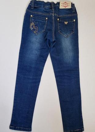 Нарядные зауженные джинсы девочке со стразами синие4 фото