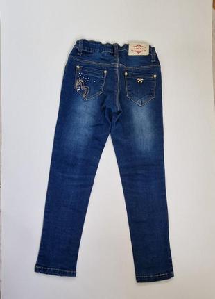 Нарядные зауженные джинсы девочке со стразами синие5 фото