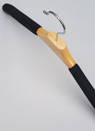 Плечики вешалки тремпеля  поролоновые  черного цвета с деревянной светлой вставкой , длина 43 см2 фото