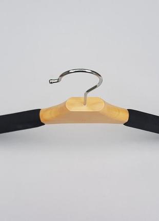 Плечики вешалки тремпеля  поролоновые  черного цвета с деревянной светлой вставкой , длина 43 см3 фото