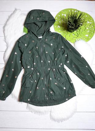 Куртка ветровка имеет флисовую подкладку