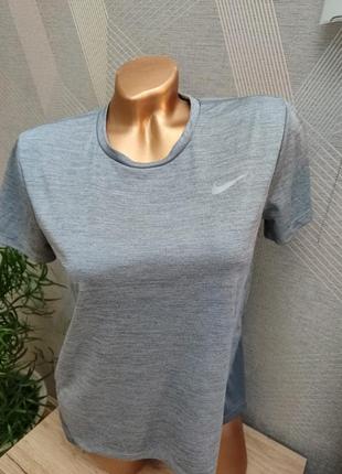 Гарна оригінальна футболка nike