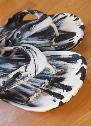 Трендові crocs comfort icon мармурові чоловічі шльопанці в'єтнамки крокси чорно-білі шльопанці літнє взуття8 фото