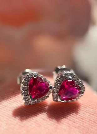 Сережки срібні серця в стилі pandora, "щирі почуття" з малиновим камінчиком, 925 проба