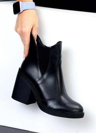 Чорні шкіряні черевики ботильйони челсі на середньому стійкому підборі 22433