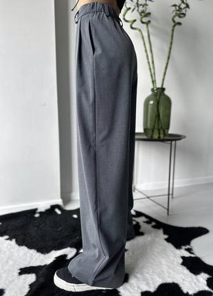 Серые принтованные брюки палаццо2 фото